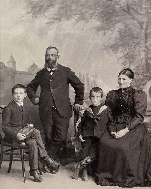 Die Gründerfamilie: Albert Gebert mit seiner Frau Josefina und den beiden Söhnen Albert Emil (li.) und Leo, kurz nach 1892.